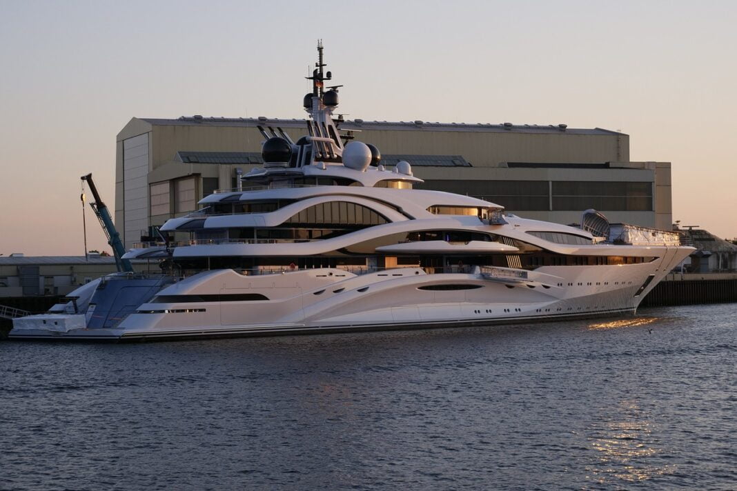 luxury-yacht-3430348_1280