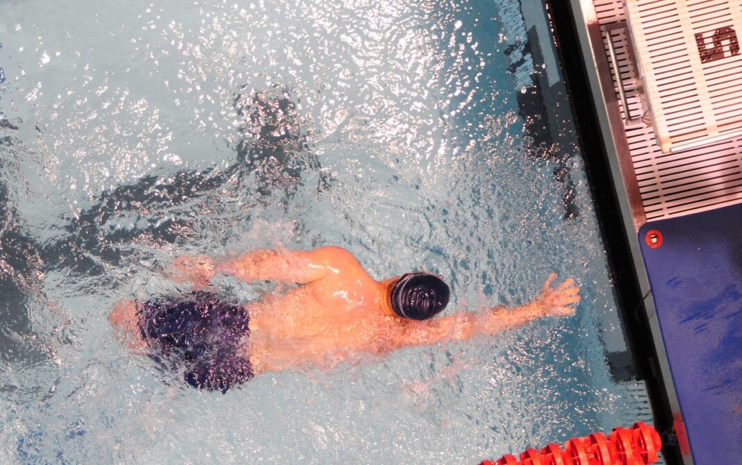 swimming-79593_1280