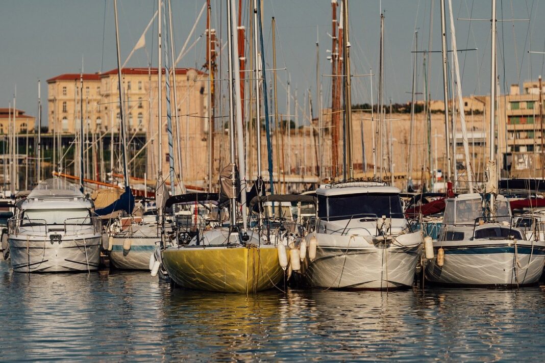 yachts-7519941_1280