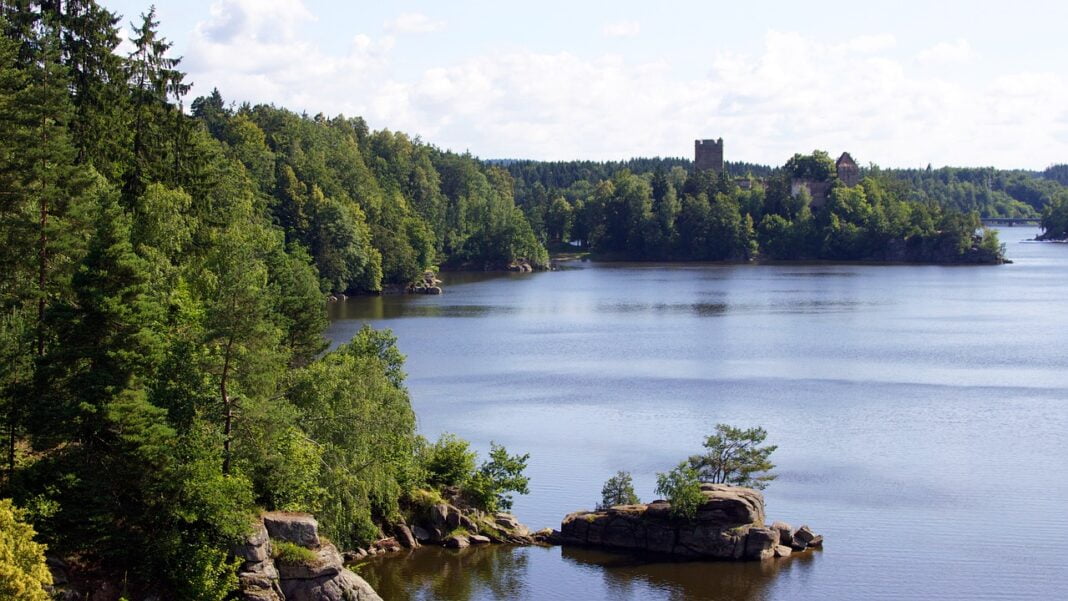 lake-7090699_1280
